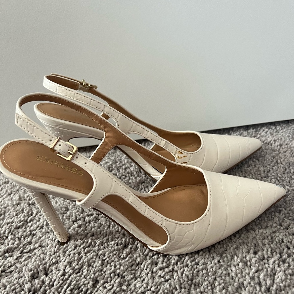 Express white alligator heels sz 8